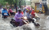 Hà Nội: Nhiều tuyến phố bị ngập do mưa lớn 